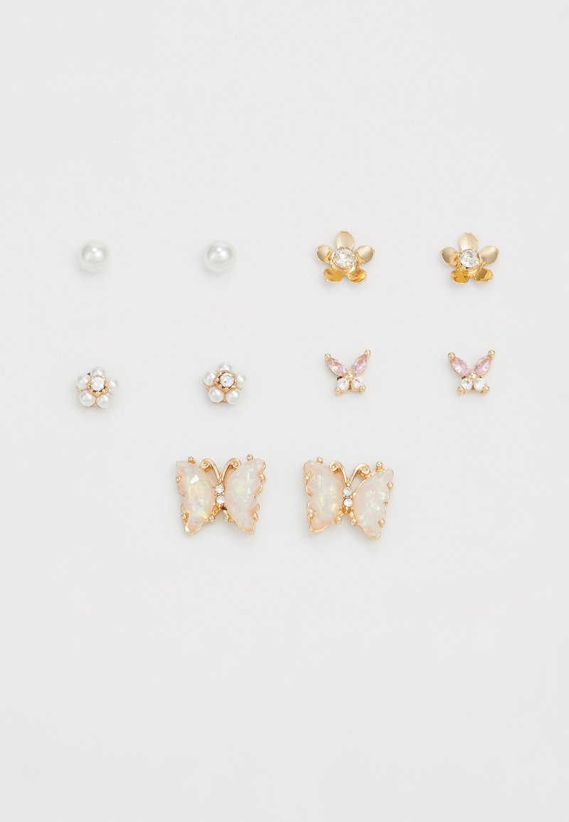Sada náušnic s zlatými akcenty, perlovými hroty, květinovými vzory a tvary motýlů se duhovými kameny a čirými drahokamy.