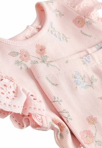 Pink ribbet kjole med blomsterprint i orange, blå og grøn. Fine flæser med blondekant ved skuldrene. Blødt bomuldsstof.