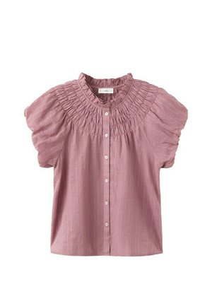 Lyserød bluse med korte ærmer, smocket rund halsudskæring, lodret stribet tekstur, knappet front og puffede ærmer.