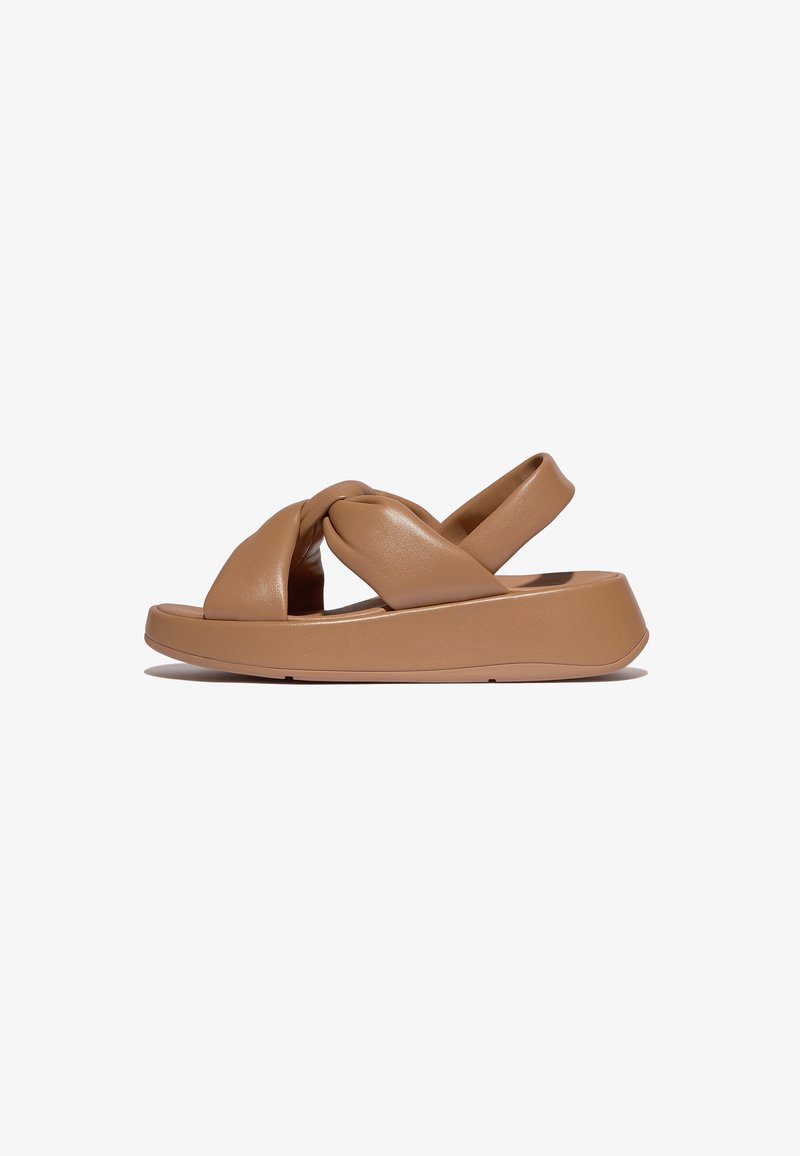 Tan platform sandalen met een geknoopt ontwerp op de bovenkant. Gemaakt van glad synthetisch materiaal met een gevormde zool en een achterkantriem.