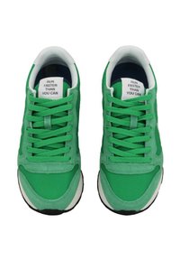 Sneaker verdi in materiali mesh e suede, con lacci piatti, dettagli bianchi e un'etichetta con la scritta "CORRI PIÙ VELOCE DI QUANTO PUOI."