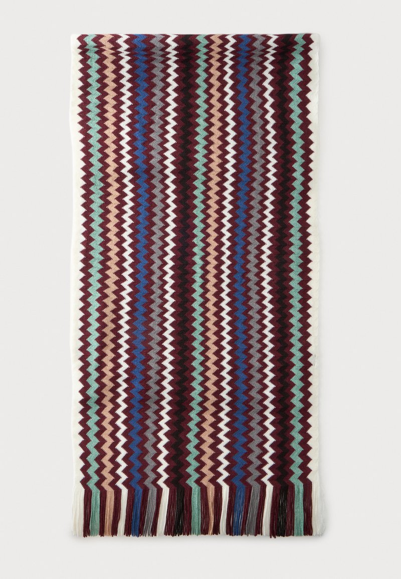 Écharpe rectangulaire tricotée avec des rayures en zigzag vertical bordeaux, blanc, marine, vert menthe, rose et gris, avec des franges multicolores aux extrémités.