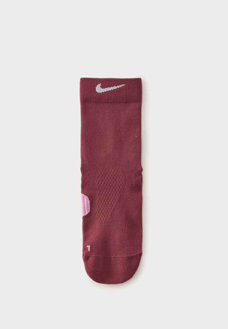 Μαρόν κάλτσα Nike με ανοιχτό ροζ λεπτομέρειες, υφή από δίχτυ και λευκό λογότυπο swoosh κοντά στη μανσέτα, εμφανίζεται επίπεδη και χωρίς ετικέτα σε λευκό φόντο.