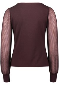 Chemise à manches longues violet foncé avec manches transparentes plissées et poignets ajustés, vue de dos.