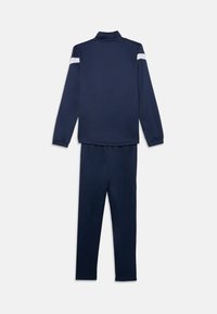 Maritieme trainingsoutfit met een zip-up jack met witte schouderstrepen en bijpassende broek, gemaakt van glad polyester met een relaxte pasvorm.