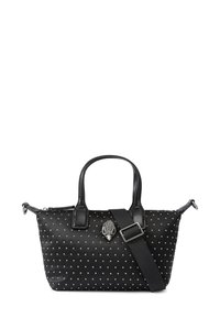 Czarna torebka z małymi srebrnymi ćwiekami, dwoma krótkimi uchwytami, odpinanym szerokim paskiem na ramię oraz ozdobnym srebrnym emblematem na przodzie.