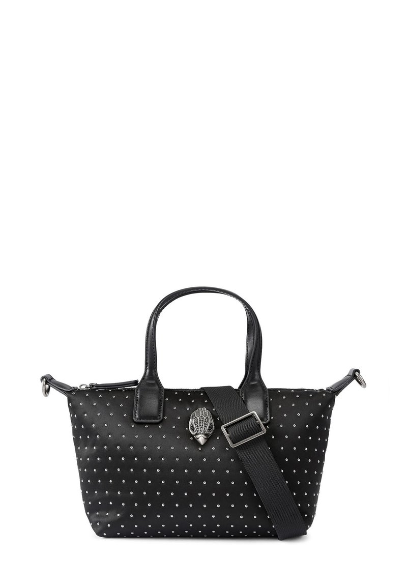 Czarna torebka z małymi srebrnymi ćwiekami, dwoma krótkimi uchwytami, odpinanym szerokim paskiem na ramię oraz ozdobnym srebrnym emblematem na przodzie.