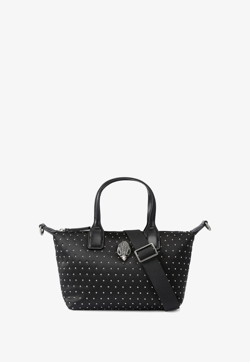 Czarna torebka z małymi srebrnymi ćwiekami, dwoma krótkimi uchwytami, odpinanym szerokim paskiem na ramię oraz ozdobnym srebrnym emblematem na przodzie.