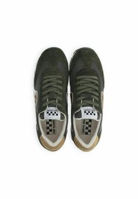 Grüne Wildledersneaker mit schwarzen und beigen Akzenten. Merkmale sind flache Schnürsenkel, strukturierte Seitenpaneele und ein karierter Logoanhänger.