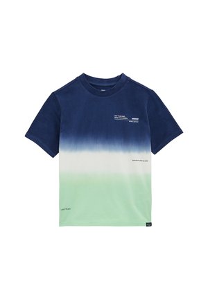 Maglietta di cotone con una transizione a gradiente dal blu navy al verde chiaro. Maniche corte, scollo tondo, con dettagli di testo grafico sul davanti.