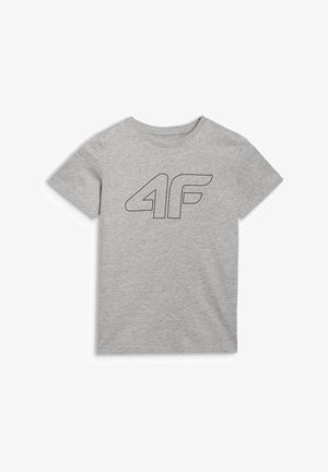 Jasnoszara koszulka z krótkim rękawem, z okrągłym dekoltem i dużym czarnym konturowym logo "4F" nadrukowanym na piersi.