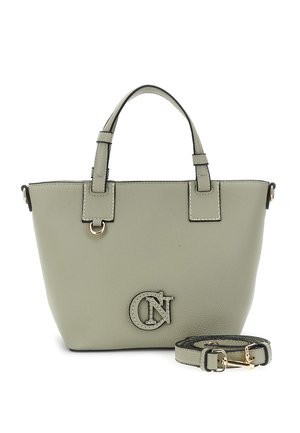 Světlá šedá kožená kabelka s dvojitými uchy, odnímatelným ramenním popruhem, zlatým kováním a vyraženým logem CN na přední straně.