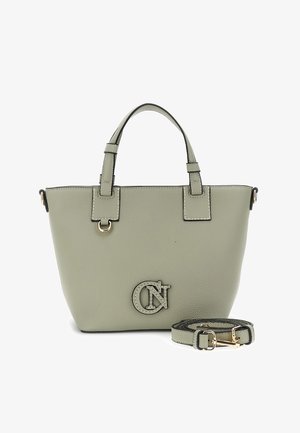 Světlá šedá kožená kabelka s dvojitými uchy, odnímatelným ramenním popruhem, zlatým kováním a vyraženým logem CN na přední straně.