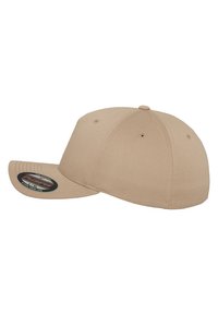 Beige Baseballcap mit flachem Schirm, aus glattem Stoff gefertigt, ausgestattet mit Belüftungsöffnungen und einem runden Logo auf der Innenseite.