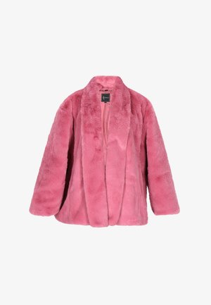 Różowy płaszcz z futra ekologicznego, charakteryzujący się luźnym krojem, szerokimi klapami i długimi rękawami, o miękkiej fakturze i bez widocznych zapięć.