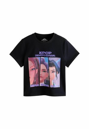 Sort t-shirt med korte ærmer med tre animerede kvindelige ansigter og teksten "K-Pop Demon Hunters" med karakterernes navne Mira, Rumi, Zoey nedenunder.