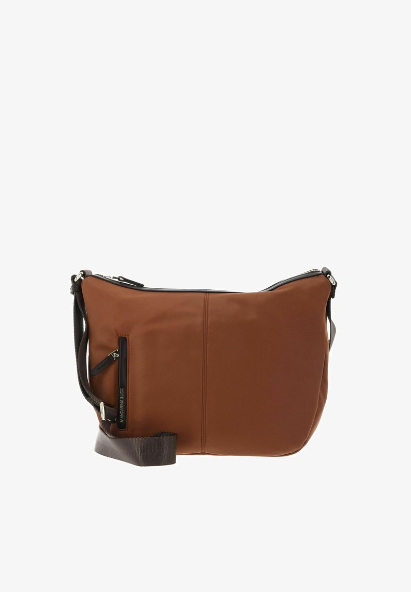 Bolso bandolera de cuero marrón con correa negra ajustable, bolsillo frontal con cremallera y cierre principal con cremallera en la parte superior.