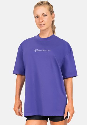 Paarse oversized t-shirt van zachte stof, met een ronde hals, korte mouwen en een wit geborduurd logo op de voorkant.