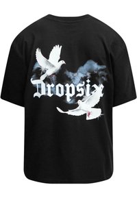 Schwarzes Baumwoll-T-Shirt mit weißen Tauben, die auf dem Rücken gedruckt sind, mit Wolken und dem Wort "Dropsize" in stilisierter Schrift darunter.