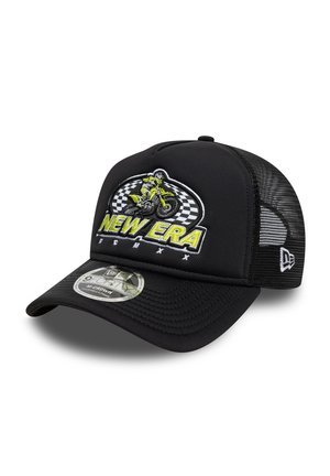 Schwarze Trucker-Cap mit gebogenem Schirm, Netzrückseite, gelb-weiß besticktem Motorrad-Design und "NEW ERA"-Logo vorne.