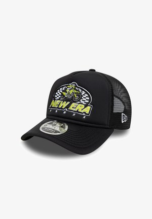 Schwarze Trucker-Cap mit gebogenem Schirm, Netzrückseite, gelb-weiß besticktem Motorrad-Design und "NEW ERA"-Logo vorne.