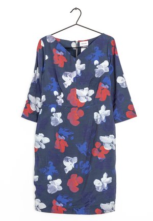 Losse jurk met bloemenmotief, driekwart mouwen, navy stof, met abstracte bloemenpatronen in rood, wit en blauw, ronde halslijn, rits op de rug.