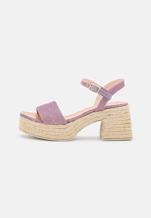 Sandale plateforme en tissu violet avec bride à la cheville et boucle, dotée d'un talon bloc tressé en jute épais et d'un design à bout ouvert.
