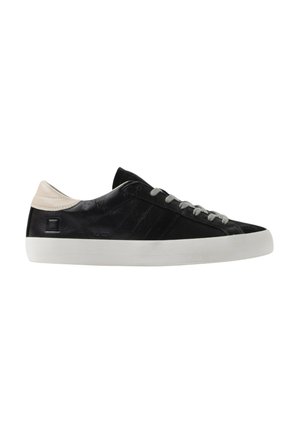 Lavtop sort sneakers i læder med lysegrå snørebånd, hvid sål og beige hælkappe set fra siden.