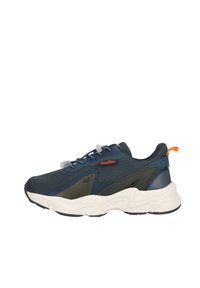 Baskets pour hommes avec une tige en mesh de couleur bleu marine, accents gris et une semelle blanche épaisse. Caractérisées par un logo orange et un système de laçage flexible.