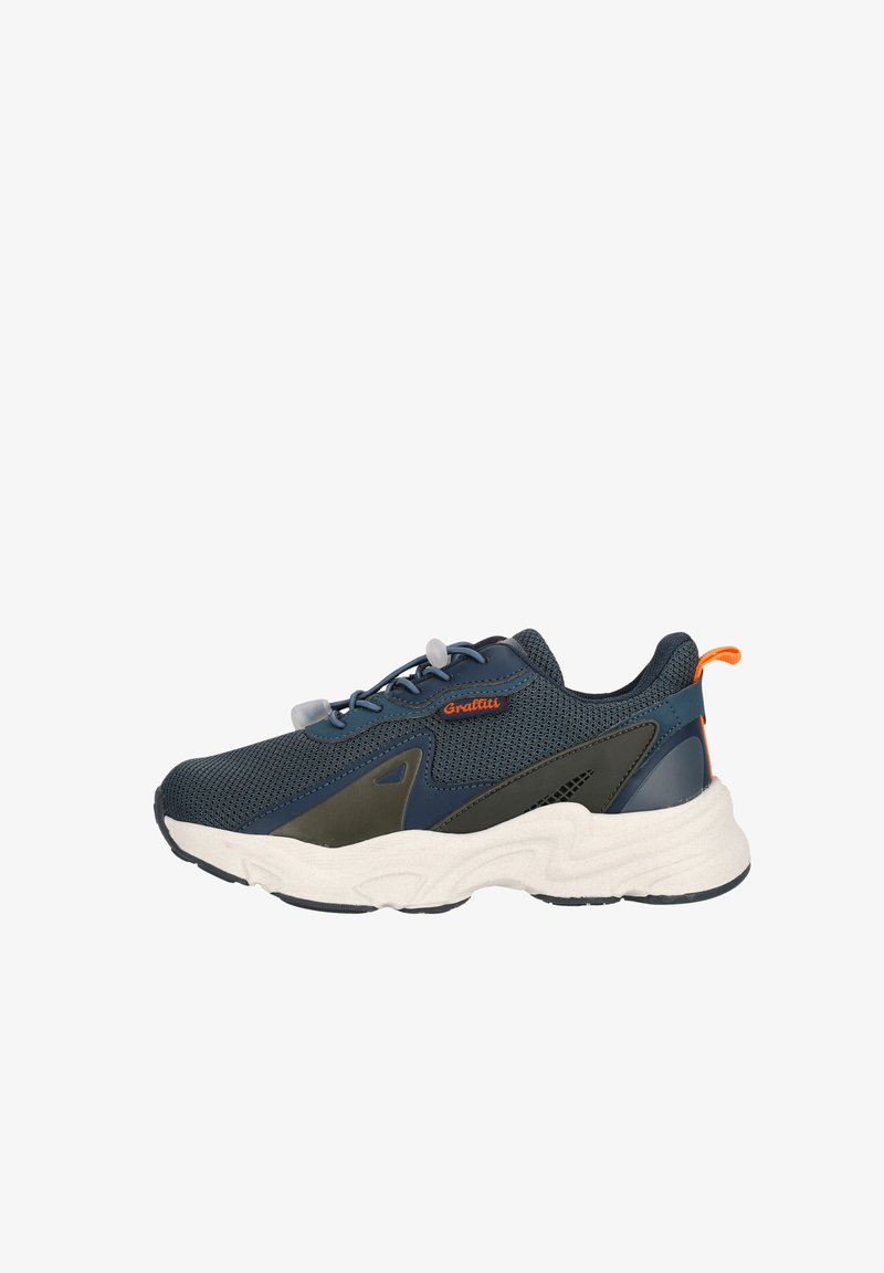 Herrskor i sneakerstil med ovandel av mesh i marinblått, grå accenter och en kraftig vit sula. Har en orange logotyp och ett flexibelt snörningssystem.