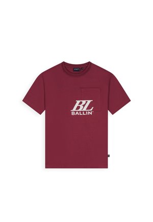 Bordeauxrode korte mouw T-shirt met een voorzak en een wit "BL BALLIN'"-logo op de borst gedrukt.