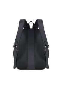 Zaino nero con schienale in rete imbottito, spallacci larghi e design elegante. Presenta un accento verticale centrale e tasche laterali.
