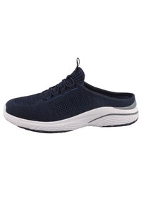 Dunkelblaue Slipper aus strukturiertem Strickmaterial, mit elastischen Schnürsenkeln und einer weißen gepolsterten Sohle. Verfügt über eine Zuglasche an der Rückseite für ein einfaches An- und Ausziehen.