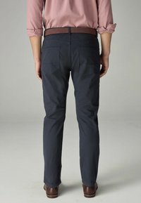 Next BELTED PRINTED STYLE SLIM FIT - Nadrágok - navy blue