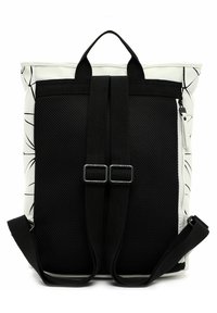 Zaino caratterizzato da un materiale bianco con arte lineare nera, tessuto a rete sul retro, spallacci neri regolabili e una maniglia superiore.