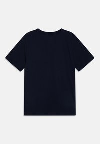 T tumši zila īsās piedurknes T-kreklu, kas izgatavots no mīkstas auduma. Tam ir klasiskā apaļā kakla izgriezuma forma un gluda tekstūra, kā arī bez redzamām logo vai rakstiem.