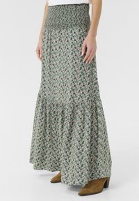 Maxi krilo iz lahkega blaga, s smokanjem v pasu, cvetličnim vzorcem v zeleni, roza in beli barvi ter plastiranim robom.