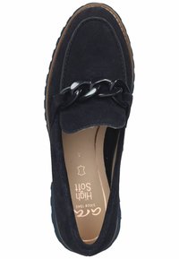 Navy semišové slip-on boty s černým řetězovým detailem, zaoblenou špičkou a kontrastními hnědými podrážkami s detailem šití.