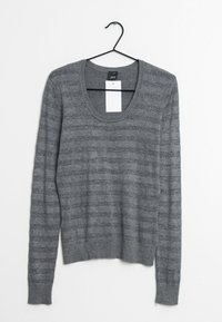 Maglione grigio a righe con scollatura a girocollo, maniche lunghe e orlo a coste. Realizzato in un materiale morbido con una leggera lucentezza e righe scure a contrasto.