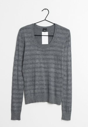 Pull gris rayé avec un décolleté arrondi, des manches longues et un ourlet côtelé. Fabriqué dans un matériau doux avec un éclat subtil et des rayures foncées contrastantes.