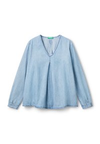 Blusa a maniche lunghe in denim blu chiaro con scollatura a V, dettaglio frontale arricciato e polsini elasticizzati. Texture liscia e vestibilità rilassata.
