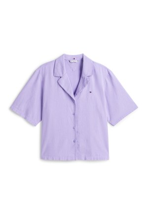 Chemise lilas à manches courtes avec col de camp et petit logo brodé sur la poitrine gauche.