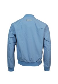 Veste bomber bleu clair vue de dos, avec col, poignets et ourlet côtelés, et une petite étiquette rectangulaire près du col.