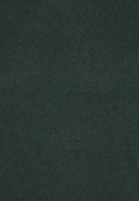 Tissu tricoté vert foncé avec une texture côtelée fine et lisse et des lignes verticales subtiles.
