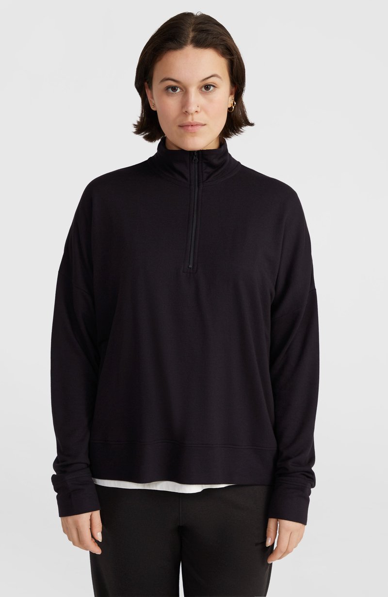Mustaline, pika varrukaga pullover kõrge krae ja poole panne disainiga. Valmistatud pehmest kangast, lõdva istuvuse ja soonikkätistega.