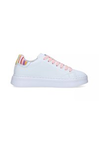 Sneaker in pelle bianca con lacci rosa e un tallone striato multicolore testurizzato. Presenta una spessa suola in gomma bianca.