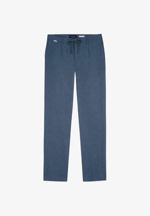 Pantalon décontracté bleu pour homme avec taille à cordon, passants pour ceinture et poches latérales, posé à plat sur un fond blanc.
