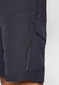 Shorts pour hommes en bleu marine, fabriqués dans un tissu lisse et léger. Poche zippée sur le côté et accents cousus pour plus de détails.