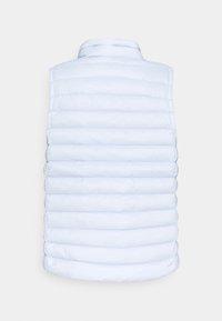 Gepolstertes ärmelloses Weste in Hellblau mit horizontaler Steppung und Stehkragen. Geschmeidige Textur ohne sichtbare Hardware oder Akzente.