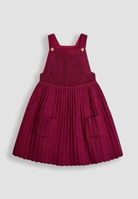 Vestido de tirantes de punto burdeos con detalles de botones, falda plisada y dos bolsillos frontales, exhibido sobre un fondo gris.